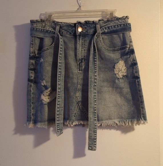 Unlock Your Inner Rebel with Our Distressed Denim Skirt - Perfect for Festivals - Picture 2 of 11